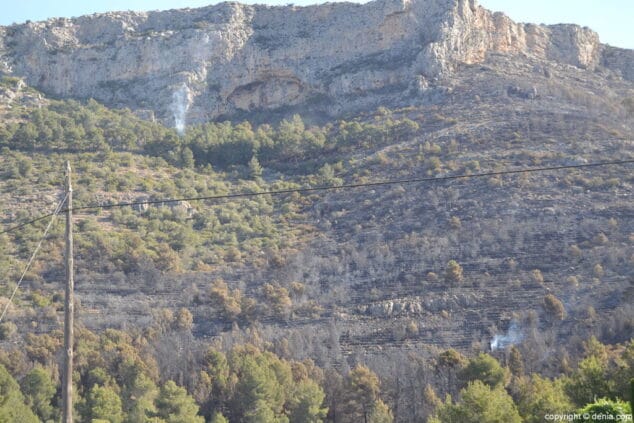 Pequeños focos de humo en el Montgó tras el incendio
