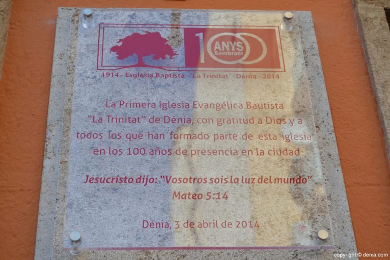 Placa conmemorativa de los 100 años de la Iglesia Evangélica Bautista La Trinitat de Dénia