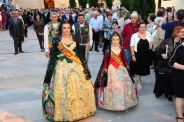 Sara y Paloma en la procesión