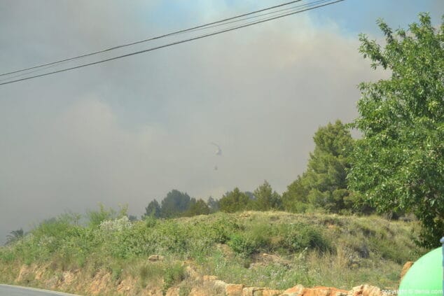 Cuatro nuevos operativos aéreos se suman para extinguir el fuego del Montgó 12 Se declara un incendio en el Parque Natural del Montgó