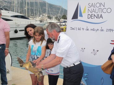 Suelta de tortugas en el Salón naútico Dénia
