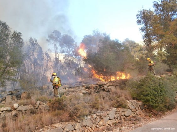 Trabajos de los bomberos en el incendio del Montgó