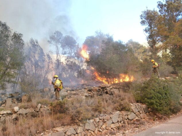 Trabajos de los bomberos en el incendio del Montgó