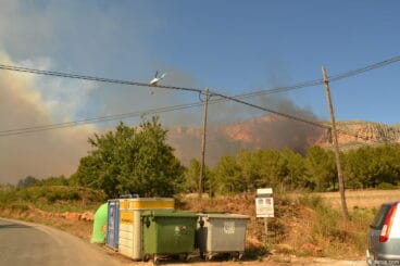 Un helicóptero trabajando en las labores de extinción del incendio del Montgó