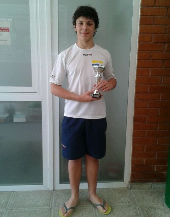 El Club Natació Dénia consiguió dos podiums en el Trofeo Ciudad de San Vicente 1 Adrián Monteagudo luciendo trofeo
