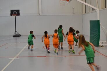 niños en el Campus de baloncesto