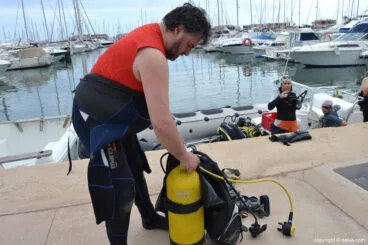 Alfonso Cruz preparando su inmersión