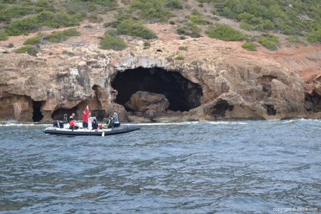 03 Alfonso Cruz y su equipo en la Cova Tallada