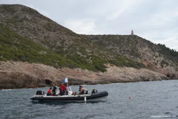 El pintor Alfonso cruz y su equipo en Les Rotes
