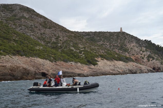 04 El pintor Alfonso cruz y su equipo en Les Rotes