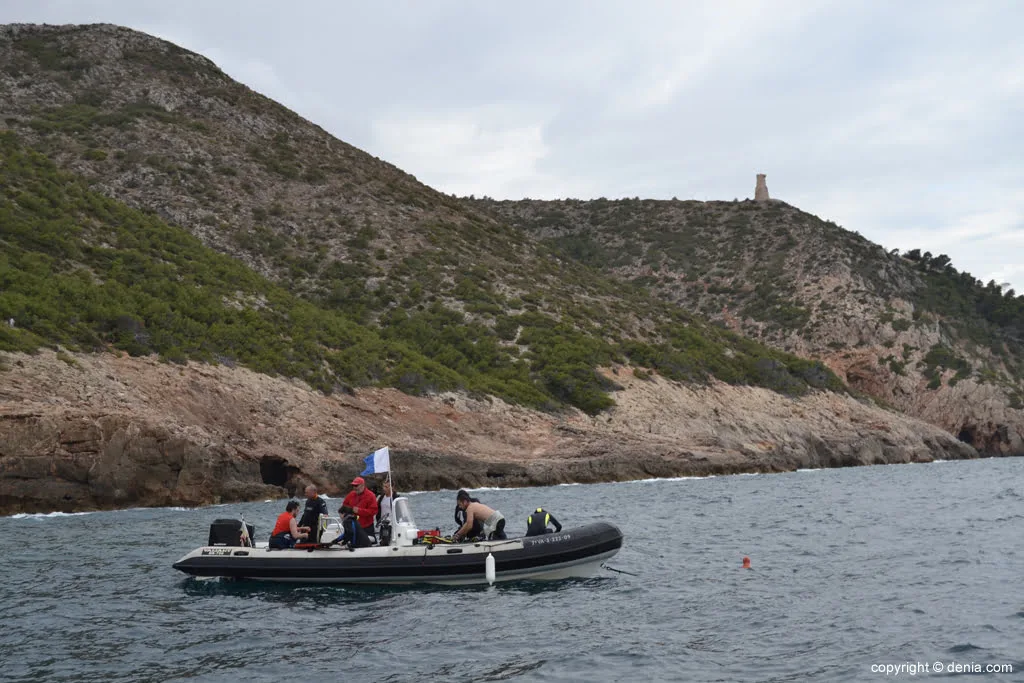 El pintor Alfonso cruz y su equipo en Les Rotes