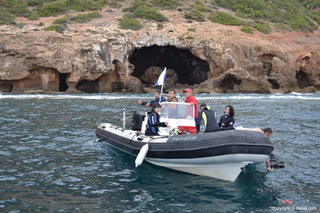 Momentos previos a la inmersión del pintor Alfonso Cruz