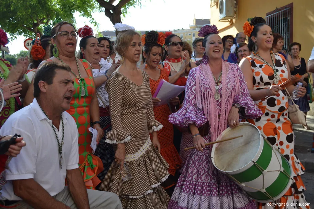 Romería en honor a la Virgen del Rocío - cantando a la Virgen