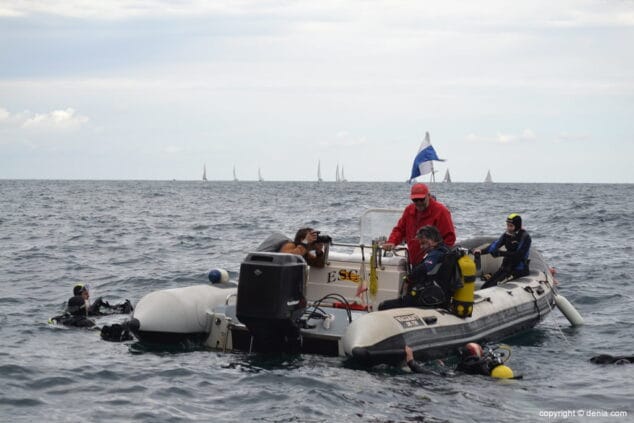 09 Alfonso Cruz pinta un cuadro en las profundidades de Les Rotes