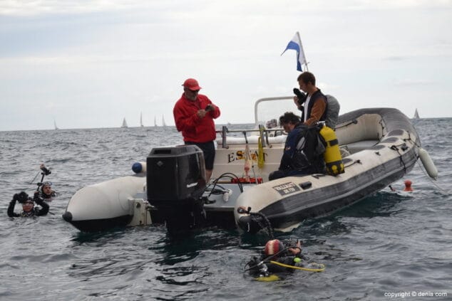 11 Preparación del equipo de Alfonso Cruz para pintar bajo el agua