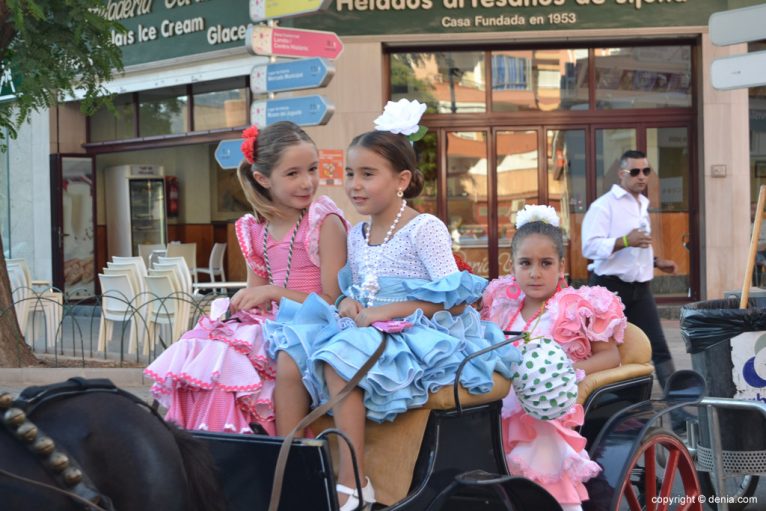 Romería en honor a la Virgen del Rocío - carruaje con niñas