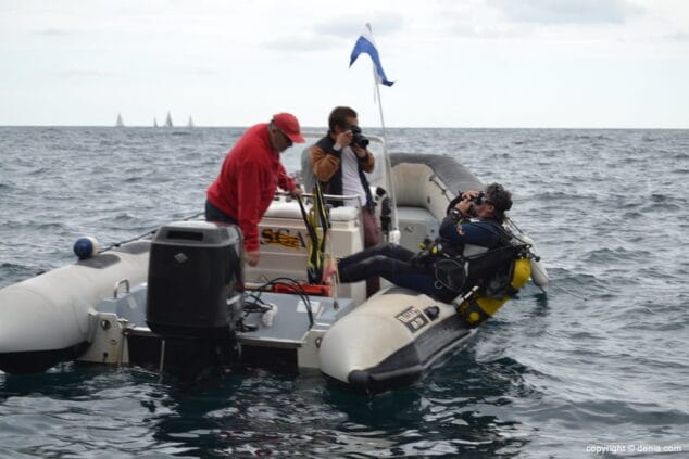 12 Inmersión de Alfonso Cruz en Les Rotes para pintar
