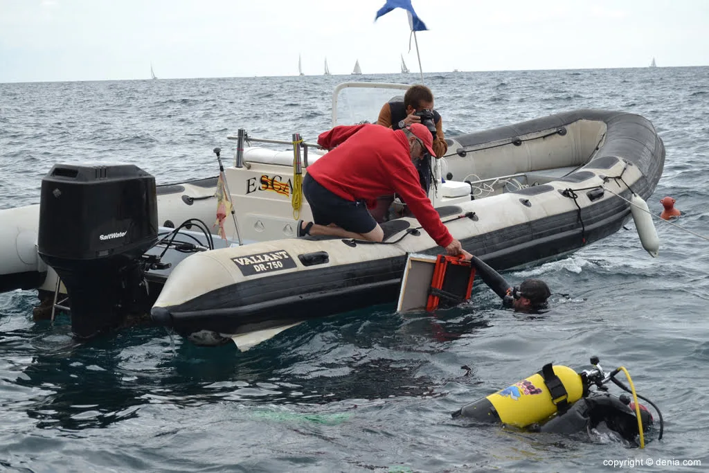 Alfonso Cruz recogiendo su caballete de trabajo