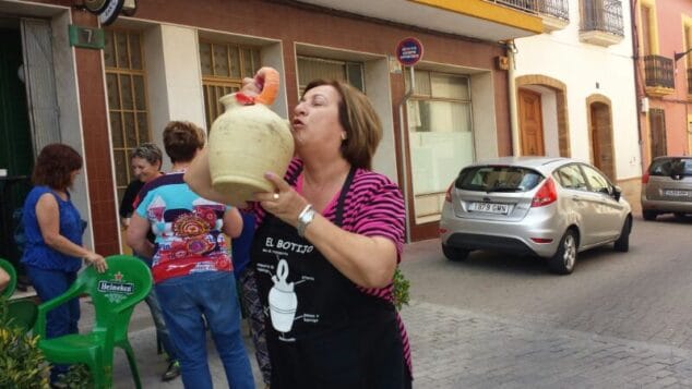 Aguadores de Portal de la Marina dan a conocer la campaña Optimismo a Garrafas