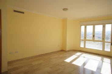Amplio-salón-en-piso-zona-Club-Náutico-