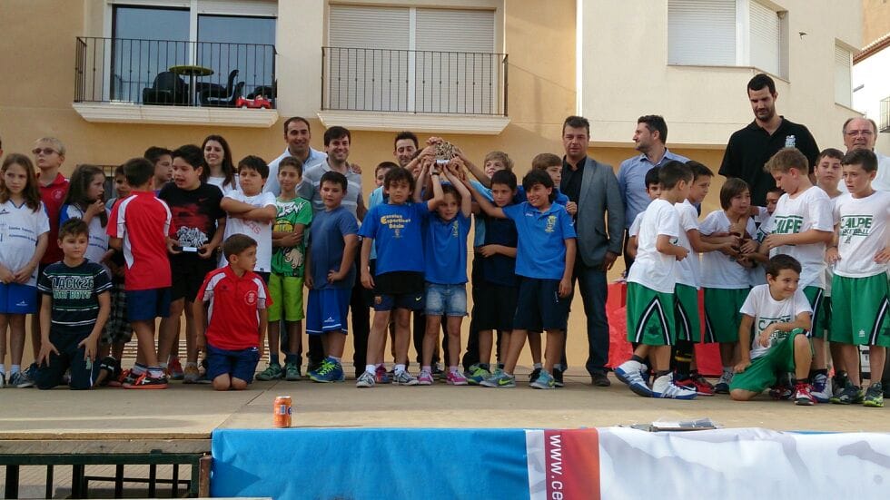 El Benjamín Mixto de la Escuela Municipal de baloncesto Dénia campeón comarcal 1 Quique García con su equipo Benjamín mixto campeón de la liga comarcal