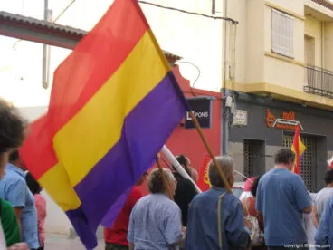 Banderes republicanes en la manifestació per la III República