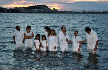 Bautismo de fieles en la playa