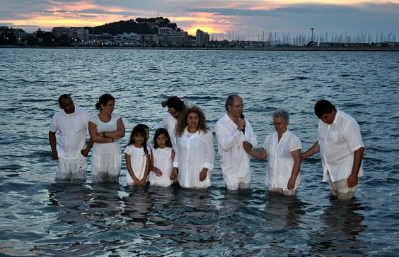 Le baptême des fidèles sur la plage
