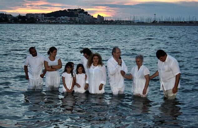 Bautismo de fieles en la playa