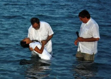 Bautismo de un evangélico en la playa