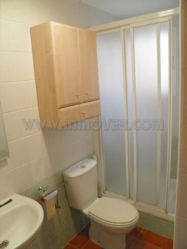 Baño con ducha adosado en la playa