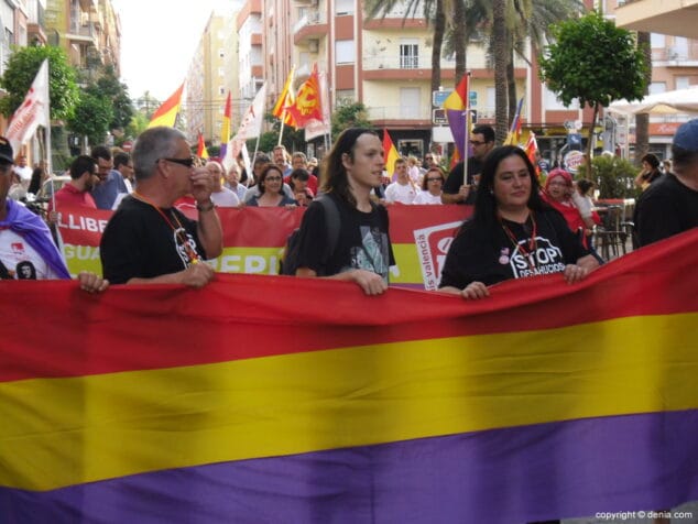Un centenar de personas se manifestan en Dénia por la III República 2 Cabecera de la manifestación republicana de Dénia