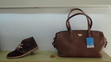 Divertidos zapatos con dibujos y bolso marrón en D Ses Illes
