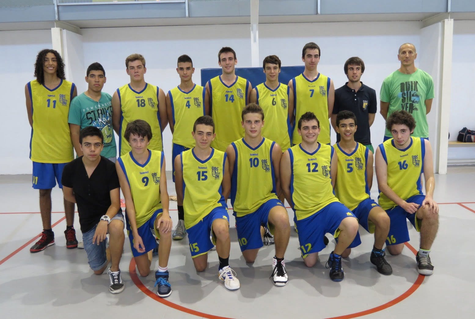 Juan Luis Pérez con sus chicos del equipo junior de Dénia Básquet
