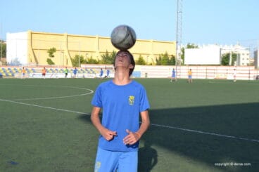 Jugo Montserrat haciendo unos ejercicios de cabeza