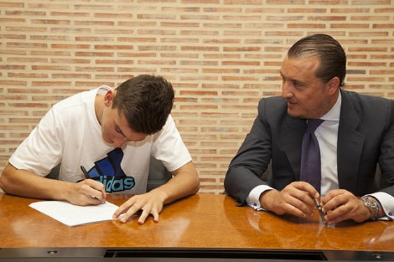 El jugador dianense Pepelu firmando su contrato