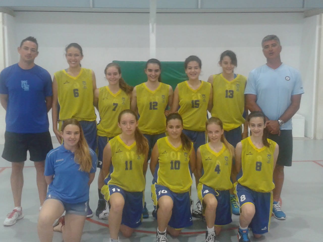 Andrés Ponce y Quique García con las niñas de su equipo infantil