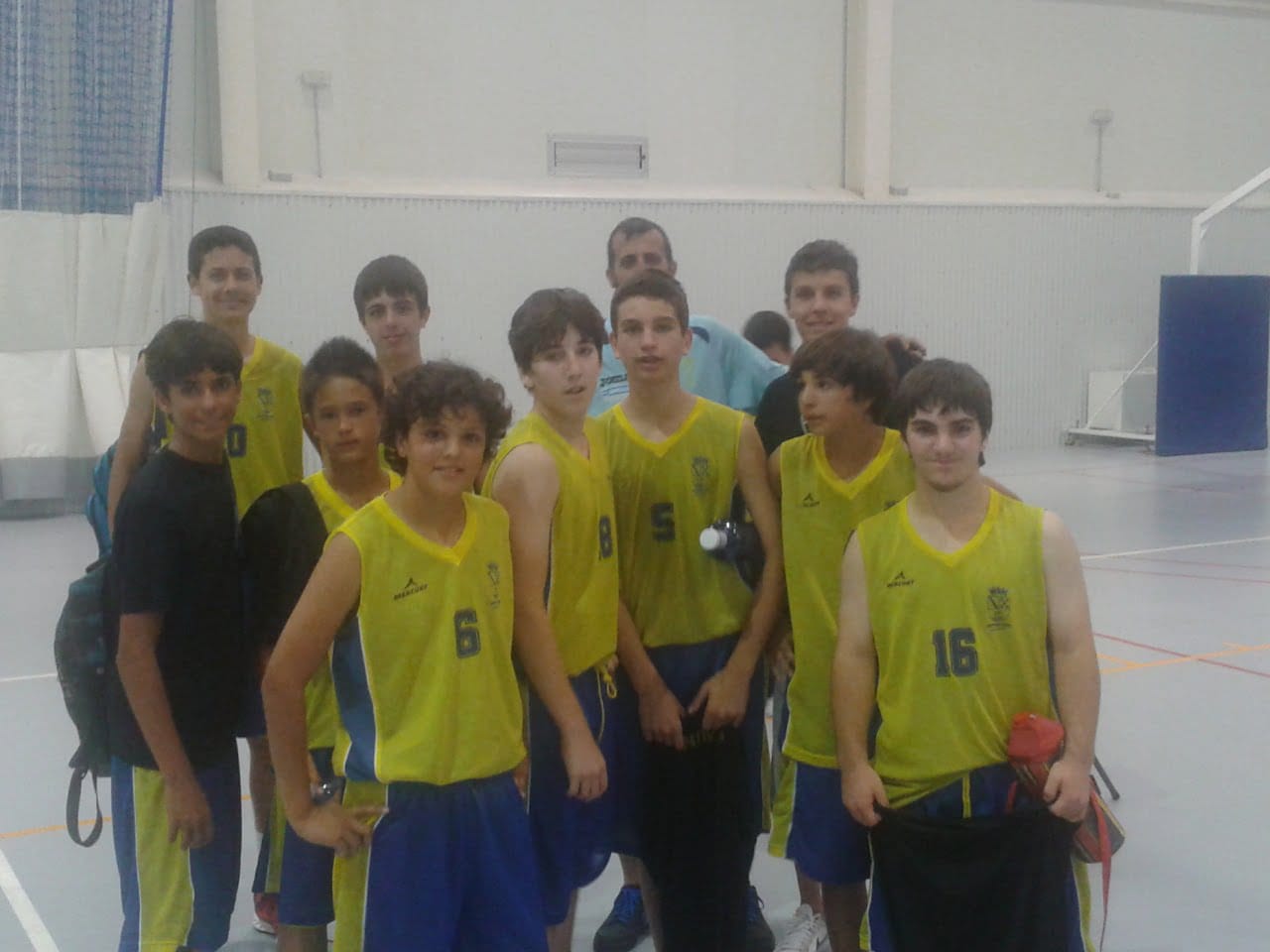 Bernardo Sanz y sus chicos tras el partido