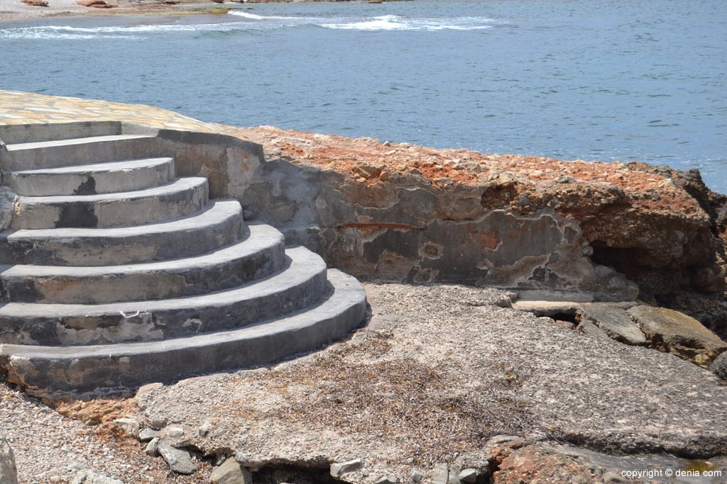 Escalera de acceso a la playa de la Punta Negra