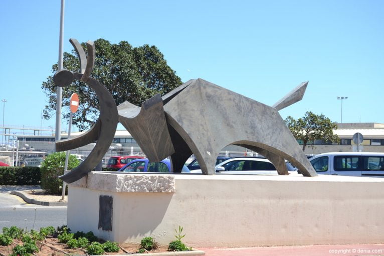Escultura en honor a los Bous a la Mar en El Raset