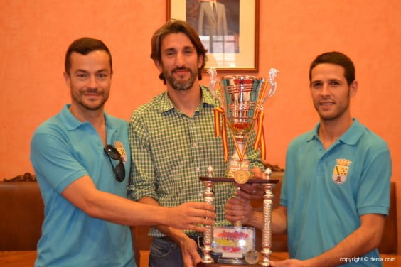 Fede Pozuelo y Curro Ahumada entrega el trofeo a Juan Carlos Signes