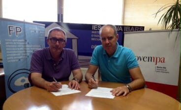 Firma del convenio entre Jovempa y el IES María Ibars