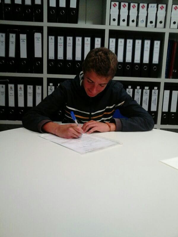 El Real Madrid CF. ficha al dianense Hugo Montserrat Nondedeu 5 Firmando el contrato