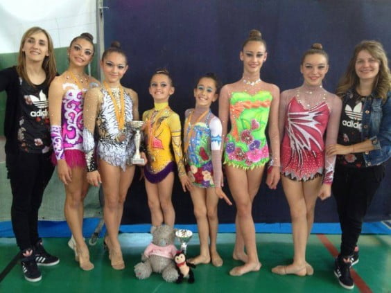Xus y Montse Soria con sus gimnastas dianenses y calpinas