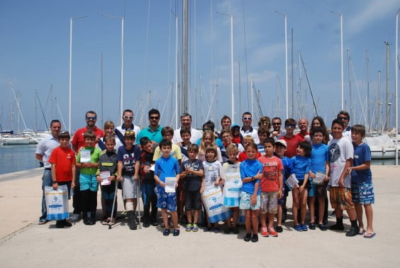 Jaime Portolés next to the students of the School of Nautical Sports