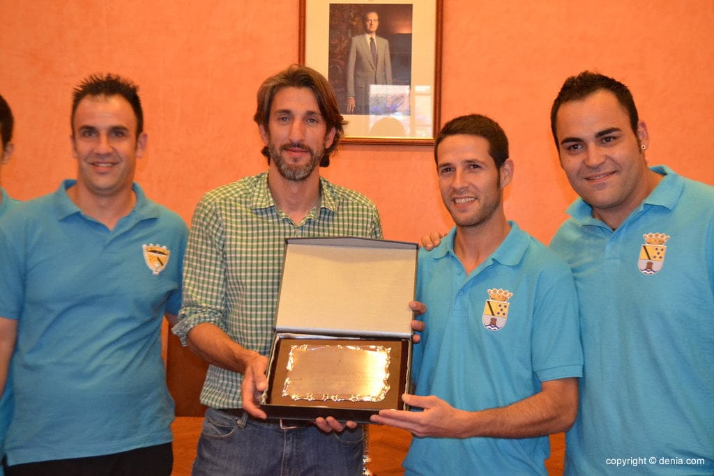 Juan Carlos Signes entrega la placa de reconocimiento