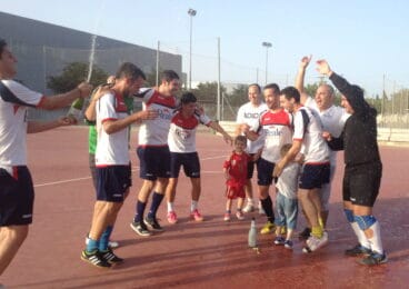 Juan Ginestar celebrando el título