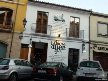 La Chica de Ayer, en calle La Mar