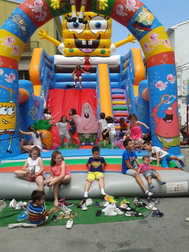 Baix la Mar celebró una fiesta para sus infantiles 4 La Falla Baix la Mar instaló hinchables para su comisión infantil