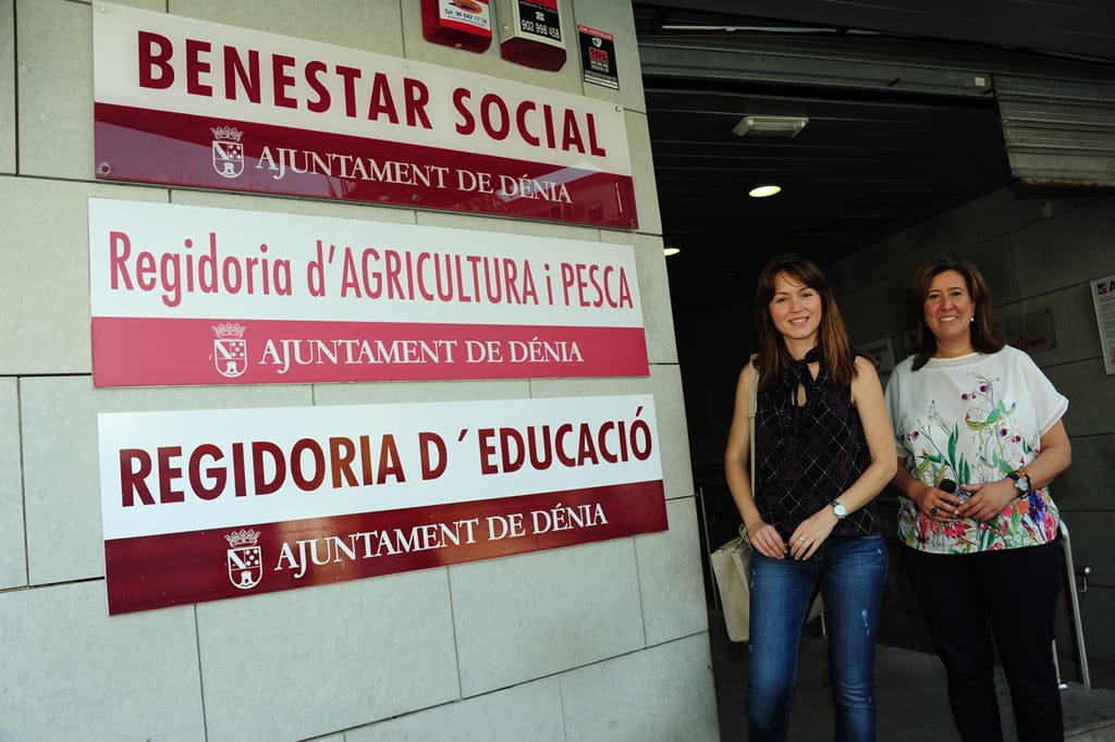 Servicios Sociales recibe una subvención de 200.000 euros 1 La directora general de la Mujer y la acladesa en el edificio de Servicios Sociales